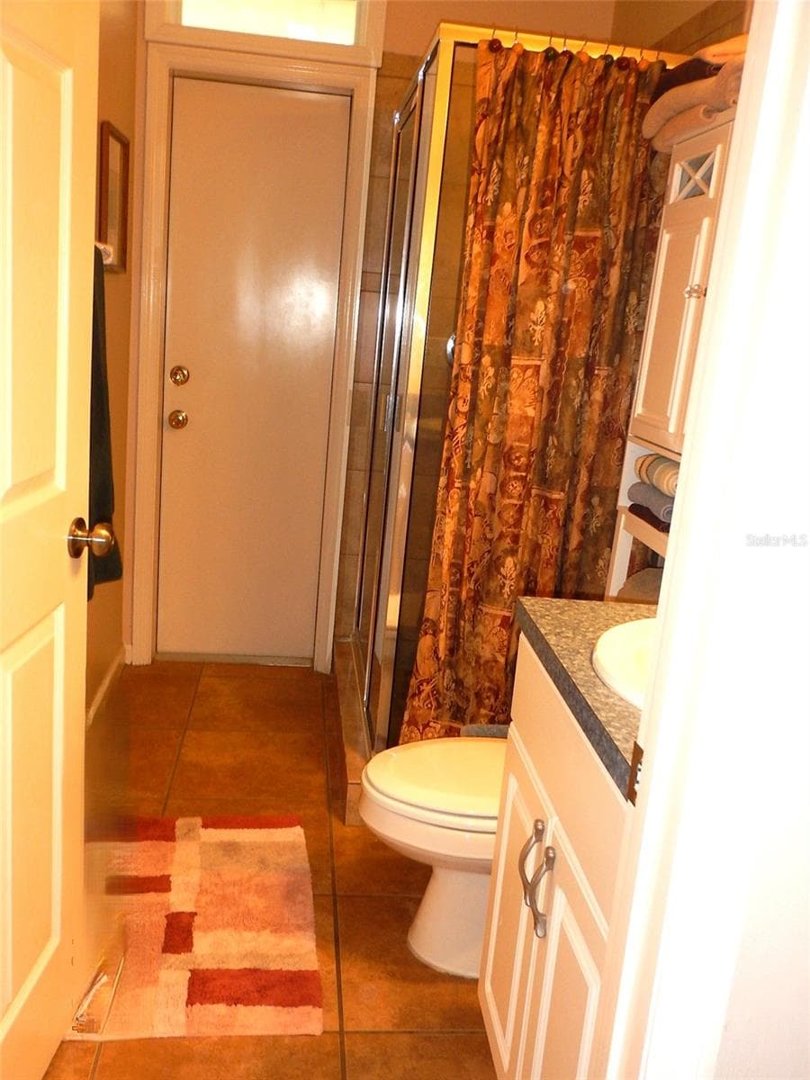 Hall Bath - to pool side - 8315 LILLY LAKE RD, MELROSE