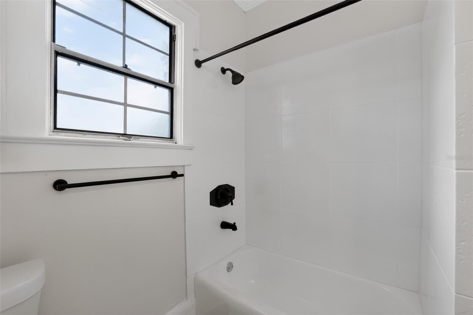 Bright and clean main bathroom in this charming 1922 bungalow - 813 E NEW ORLEANS AVE, TAMPA