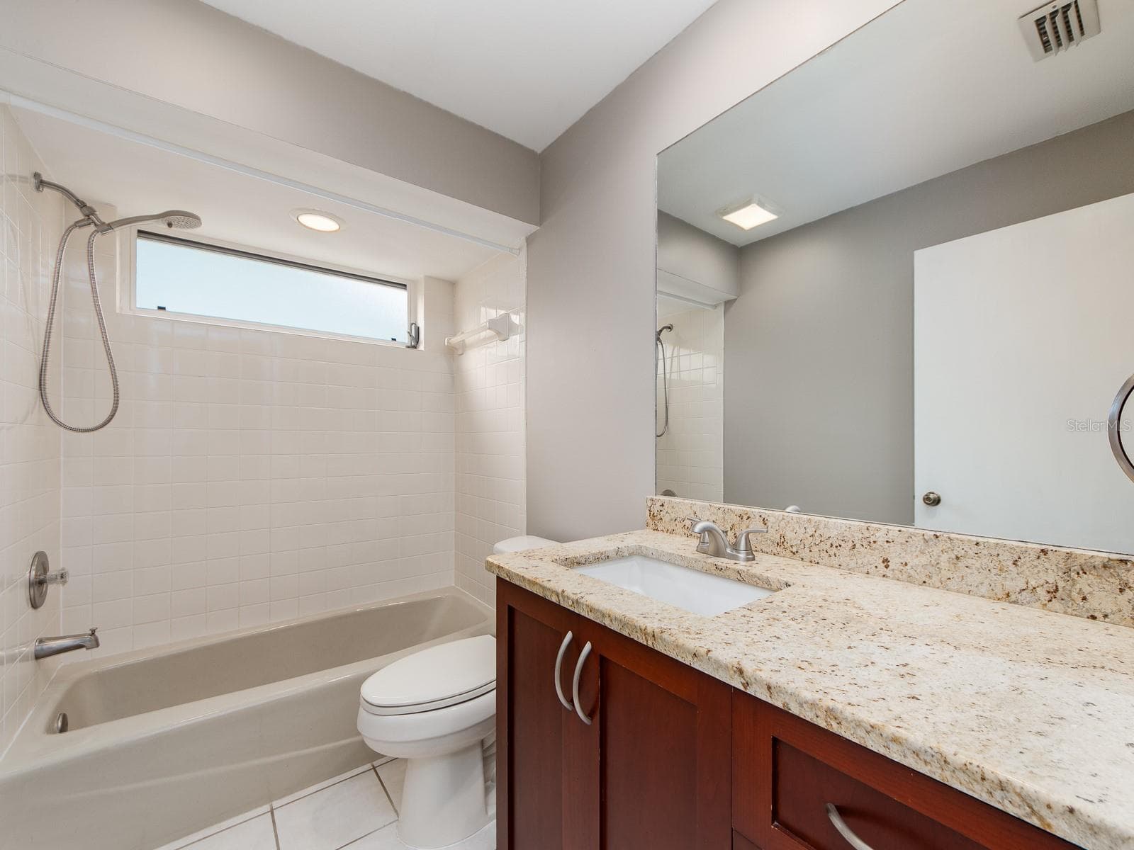 Guest bath with tub - 1612 MIDNIGHT PASS WAY, CLEARWATER