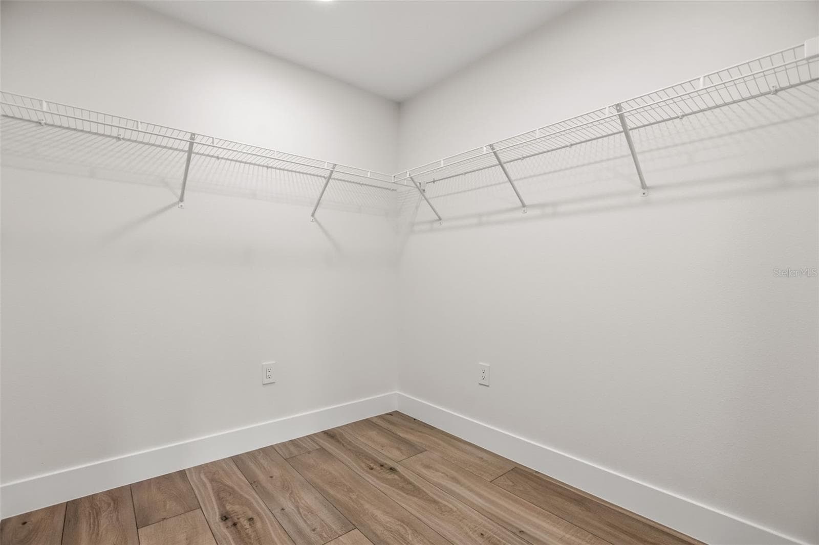 Spacious walk-in closet in the primary suite - 39251 COUNTY ROAD 439, UMATILLA
