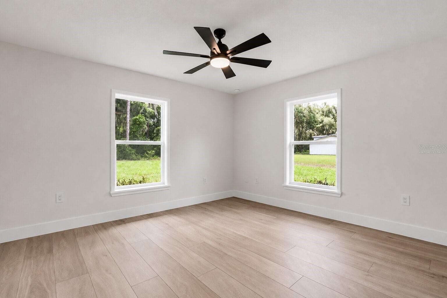 Alternate view of the virtually staged third bedroom, showcasing its spacious layout and abundant natural light. - 39251 COUNTY ROAD 439, UMATILLA