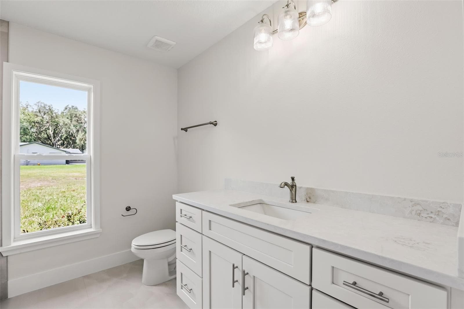 Beautifully finished guest bathroom - 39251 COUNTY ROAD 439, UMATILLA