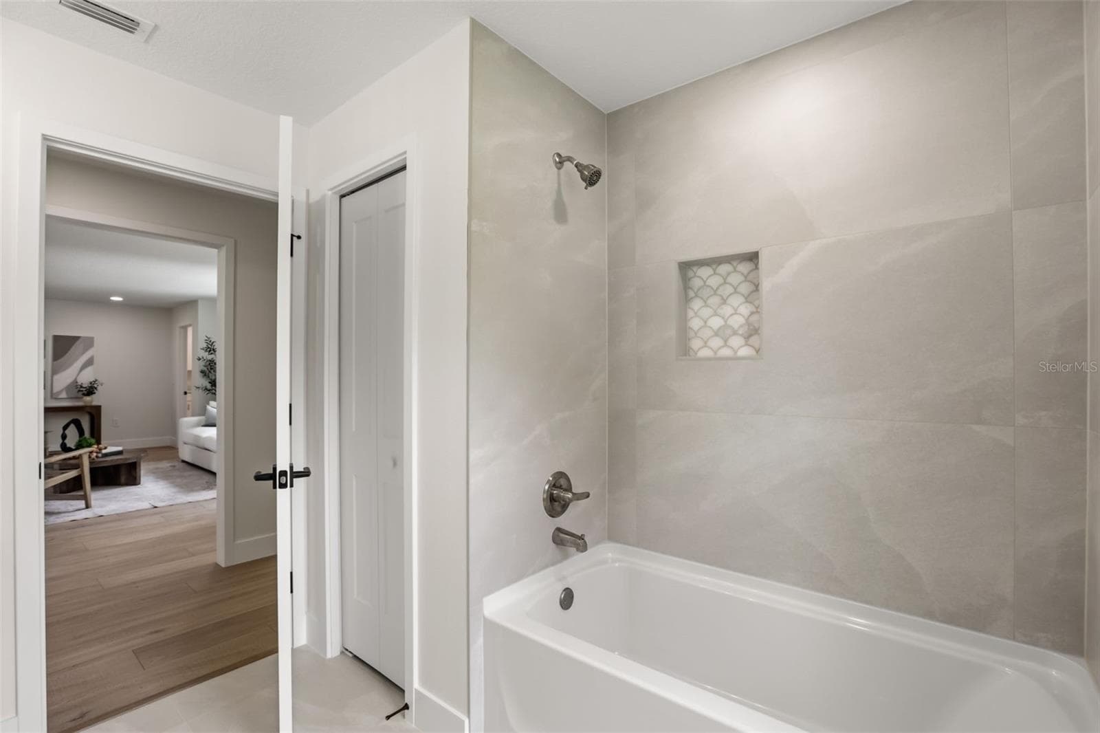 Guest bathroom - 39251 COUNTY ROAD 439, UMATILLA