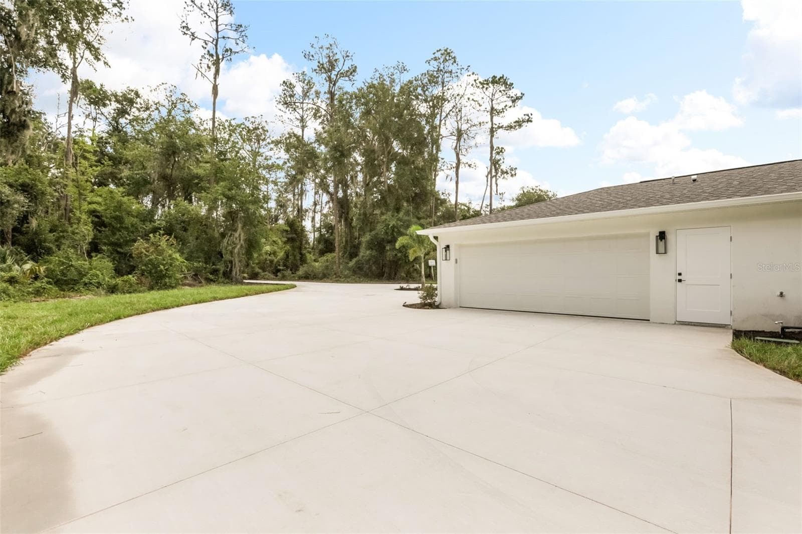 Spacious driveway offering ample room for parking, guest arrivals, and everyday convenience. - 39251 COUNTY ROAD 439, UMATILLA