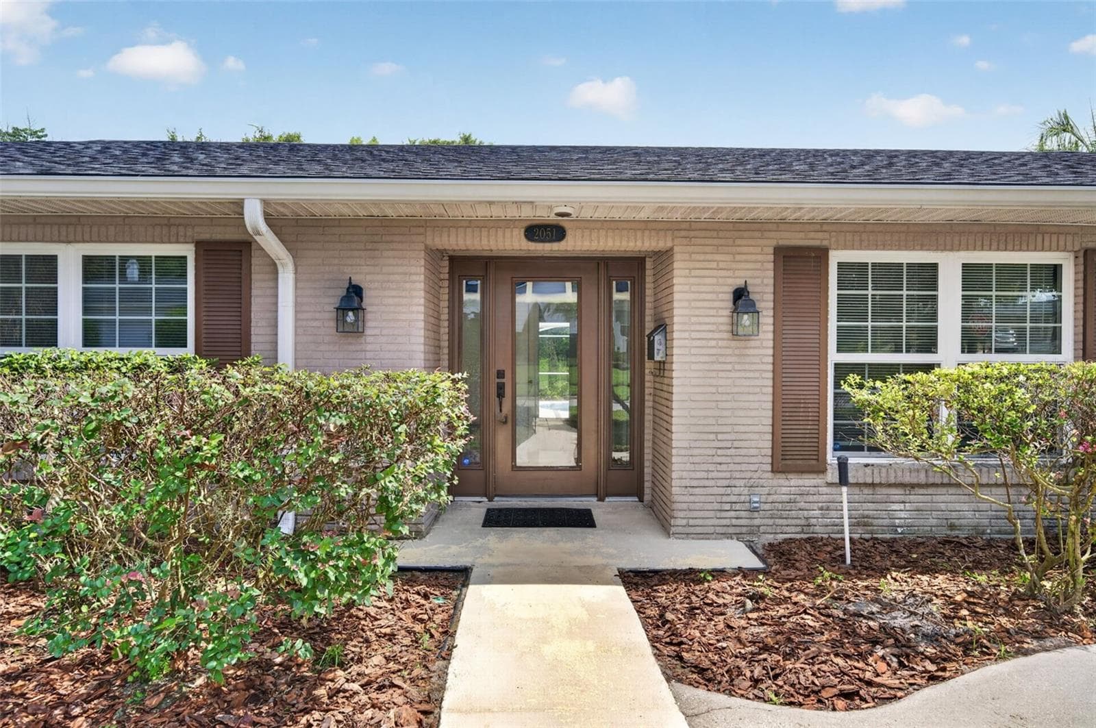 Landscape refresh and pressure washing make a difference - 2051 DYAN WAY, MAITLAND