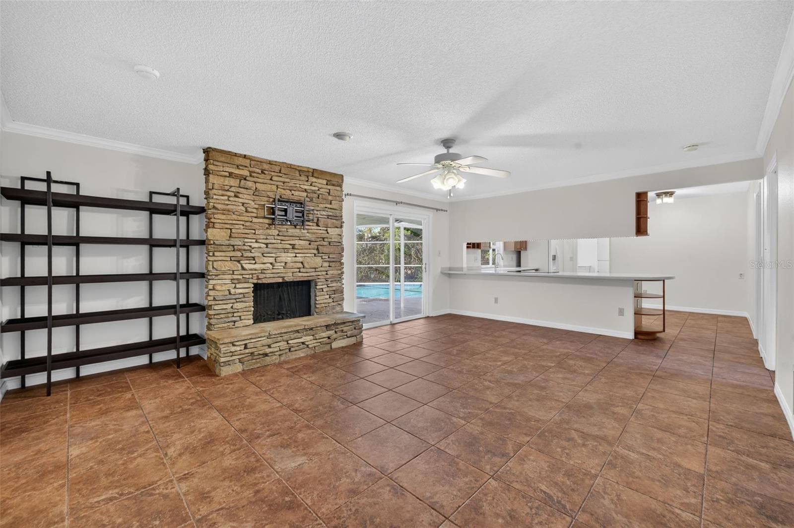 Family room with built-in shelving - 2051 DYAN WAY, MAITLAND