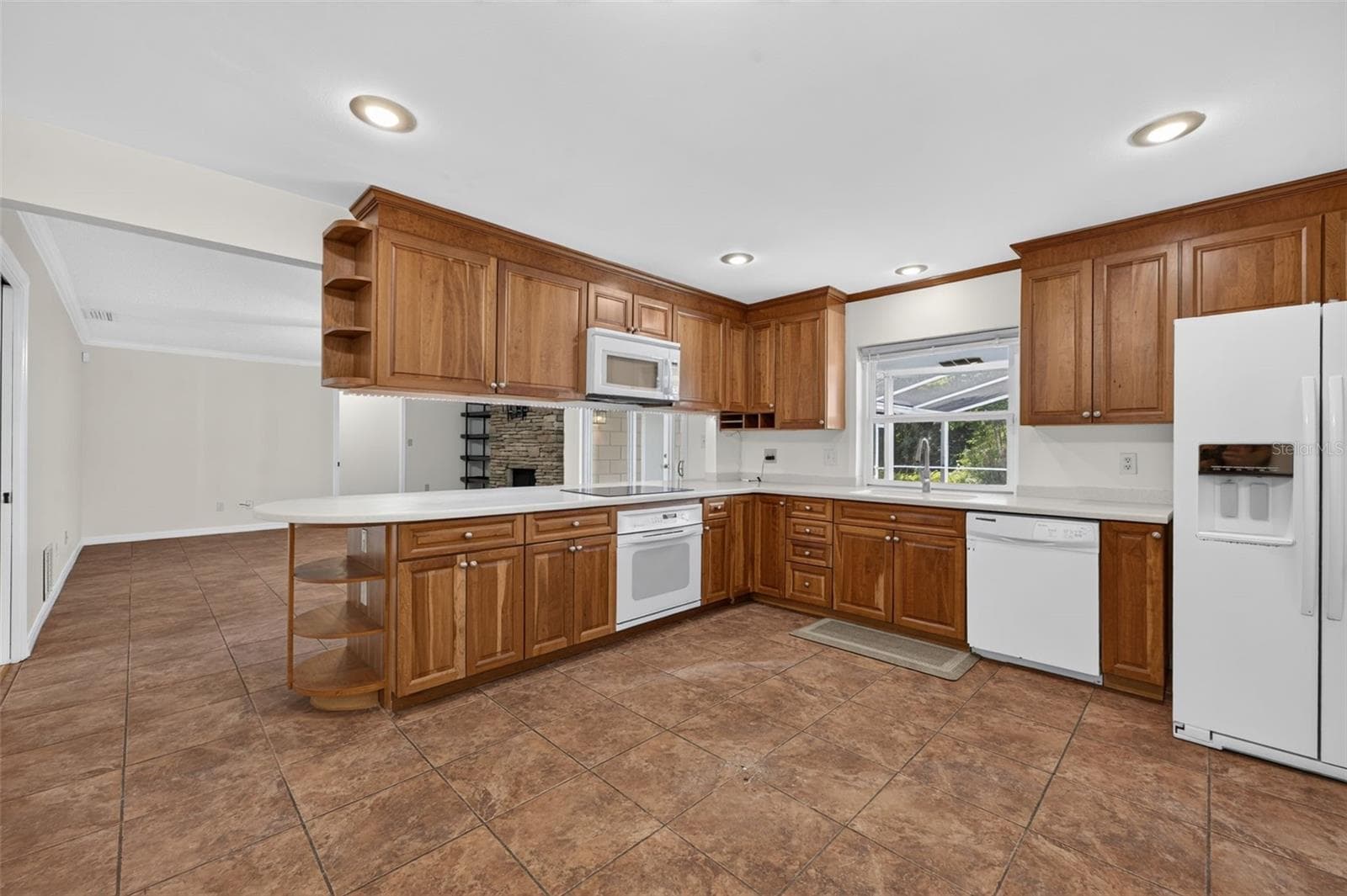 Kitchen overlooks family room - 2051 DYAN WAY, MAITLAND