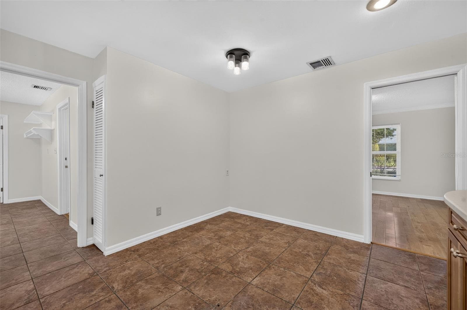 Eat-in space in kitchen - 2051 DYAN WAY, MAITLAND