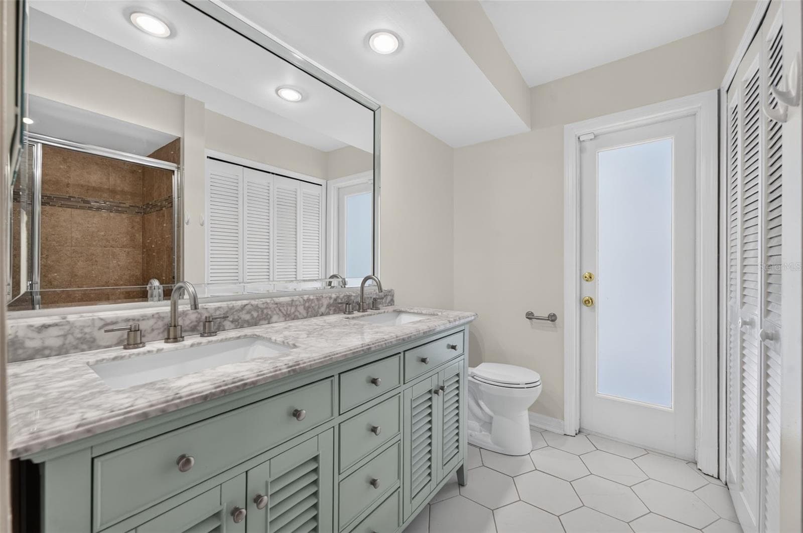 Secondary pool bath with shower - 2051 DYAN WAY, MAITLAND