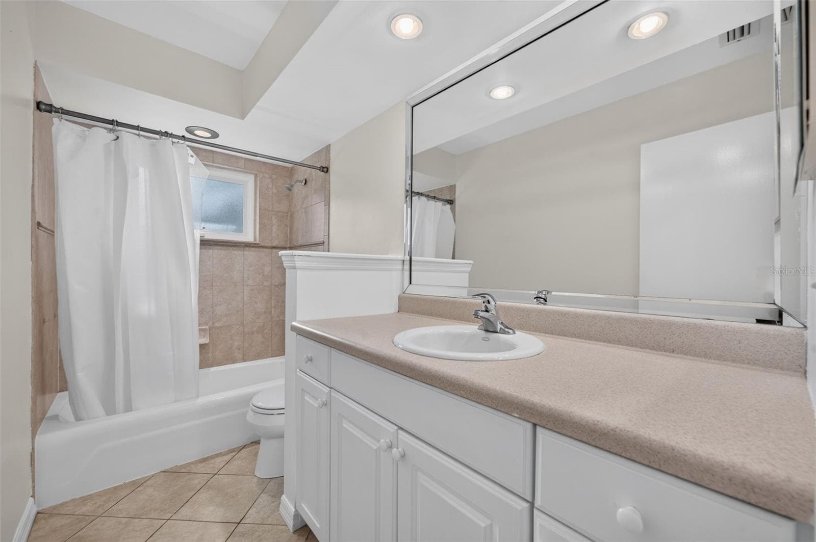 Bathroom 3 with tub and shower - 2051 DYAN WAY, MAITLAND