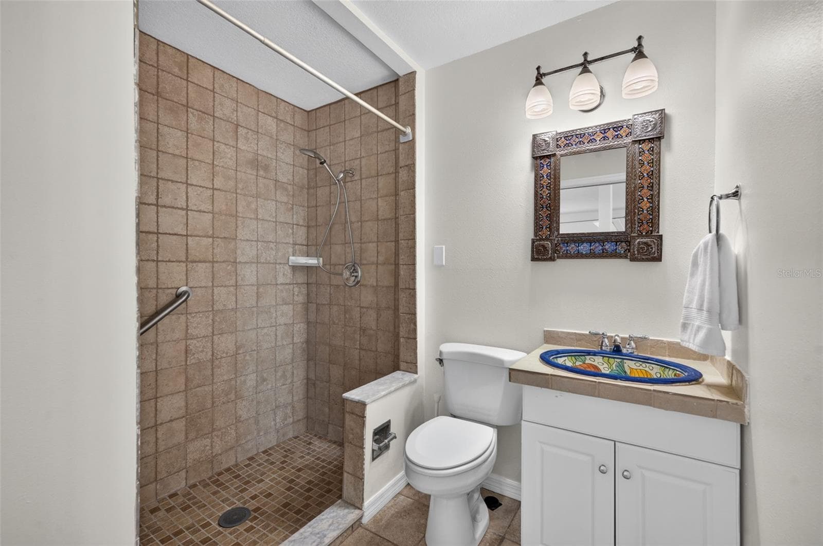 Full bath in in-law suite - 2051 DYAN WAY, MAITLAND