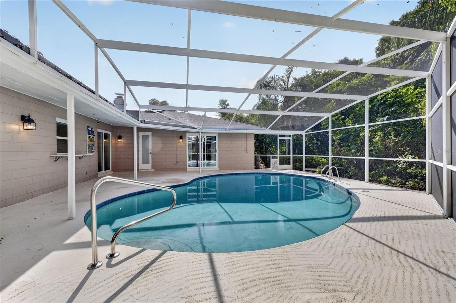 Screened pool with pass thru window from kitchen - 2051 DYAN WAY, MAITLAND