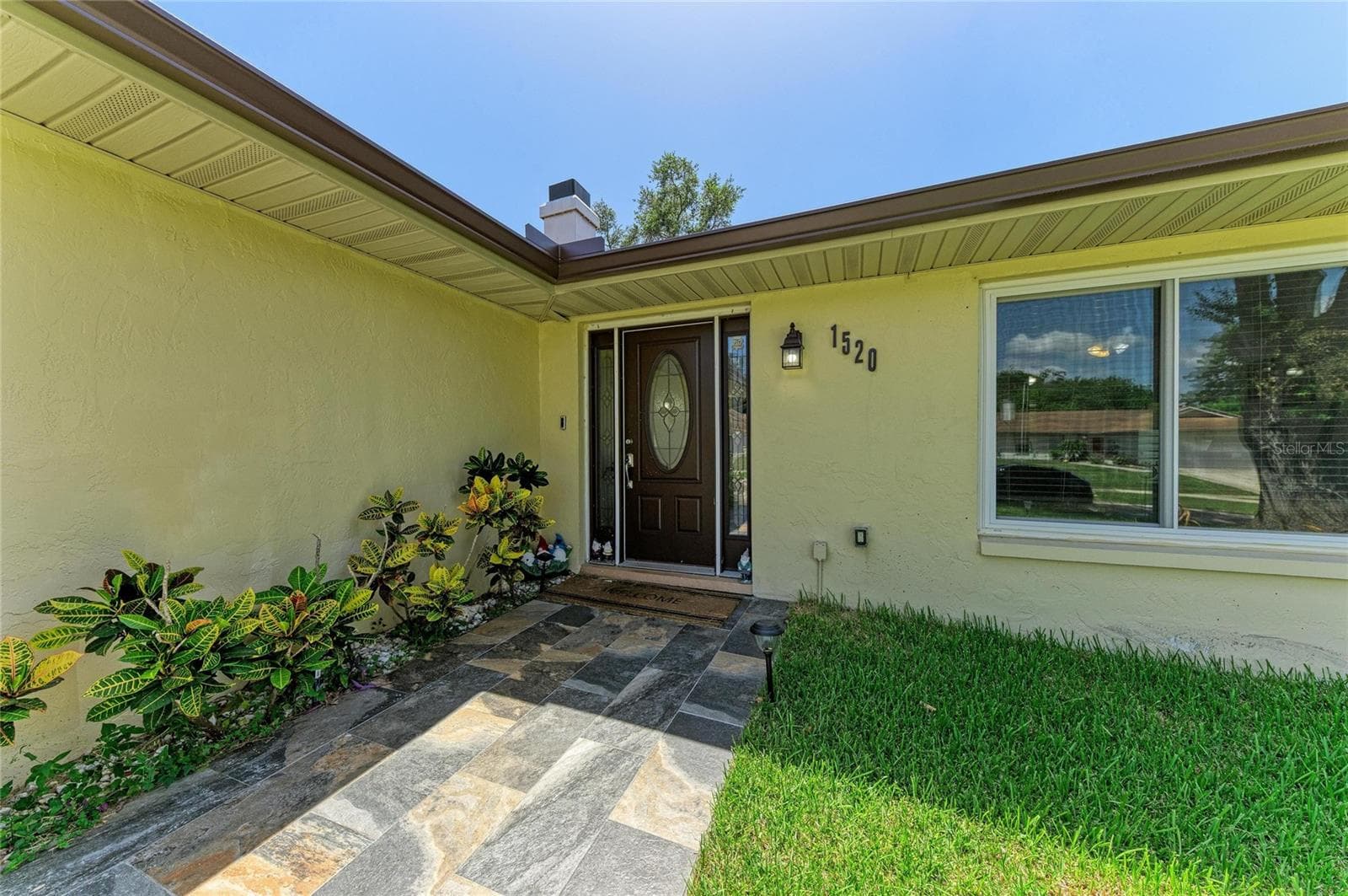Single Family Residence at 1520 SUNNYHILLS DR, BRANDON, photo 2 of 38