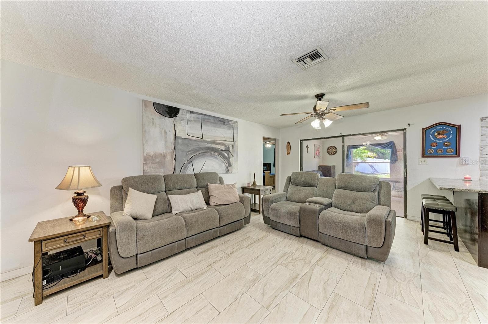 Single Family Residence at 1520 SUNNYHILLS DR, BRANDON, photo 4 of 38