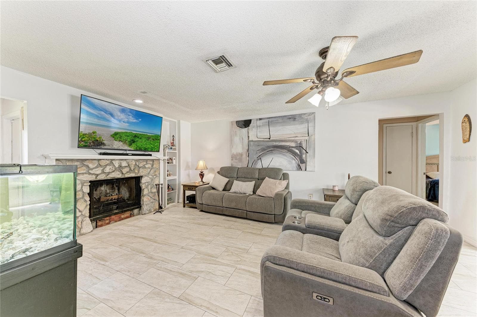 Single Family Residence at 1520 SUNNYHILLS DR, BRANDON, photo 5 of 38