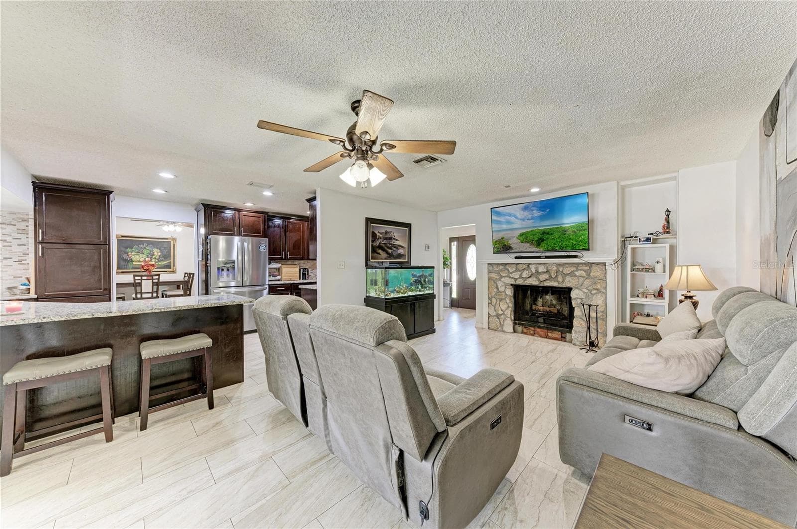 Single Family Residence at 1520 SUNNYHILLS DR, BRANDON, photo 6 of 38