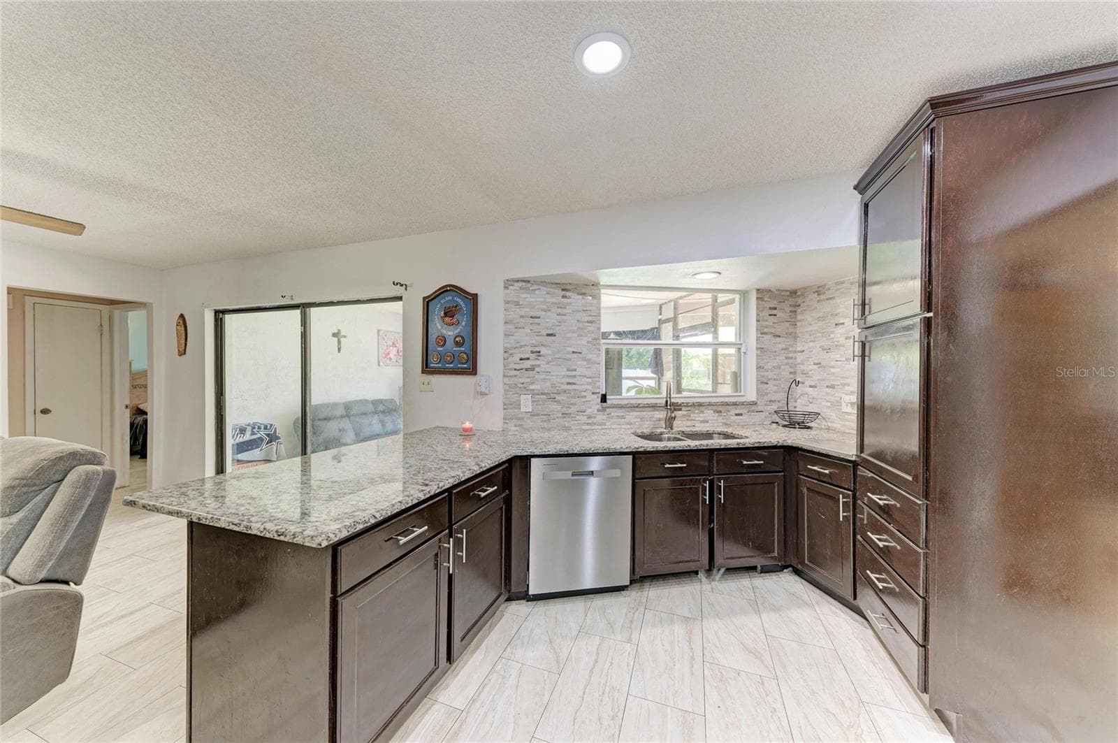 Single Family Residence at 1520 SUNNYHILLS DR, BRANDON, photo 9 of 38