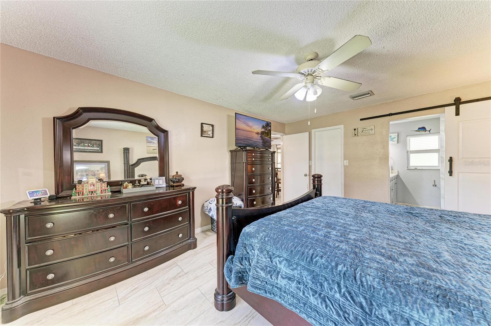 Single Family Residence at 1520 SUNNYHILLS DR, BRANDON, photo 16 of 38