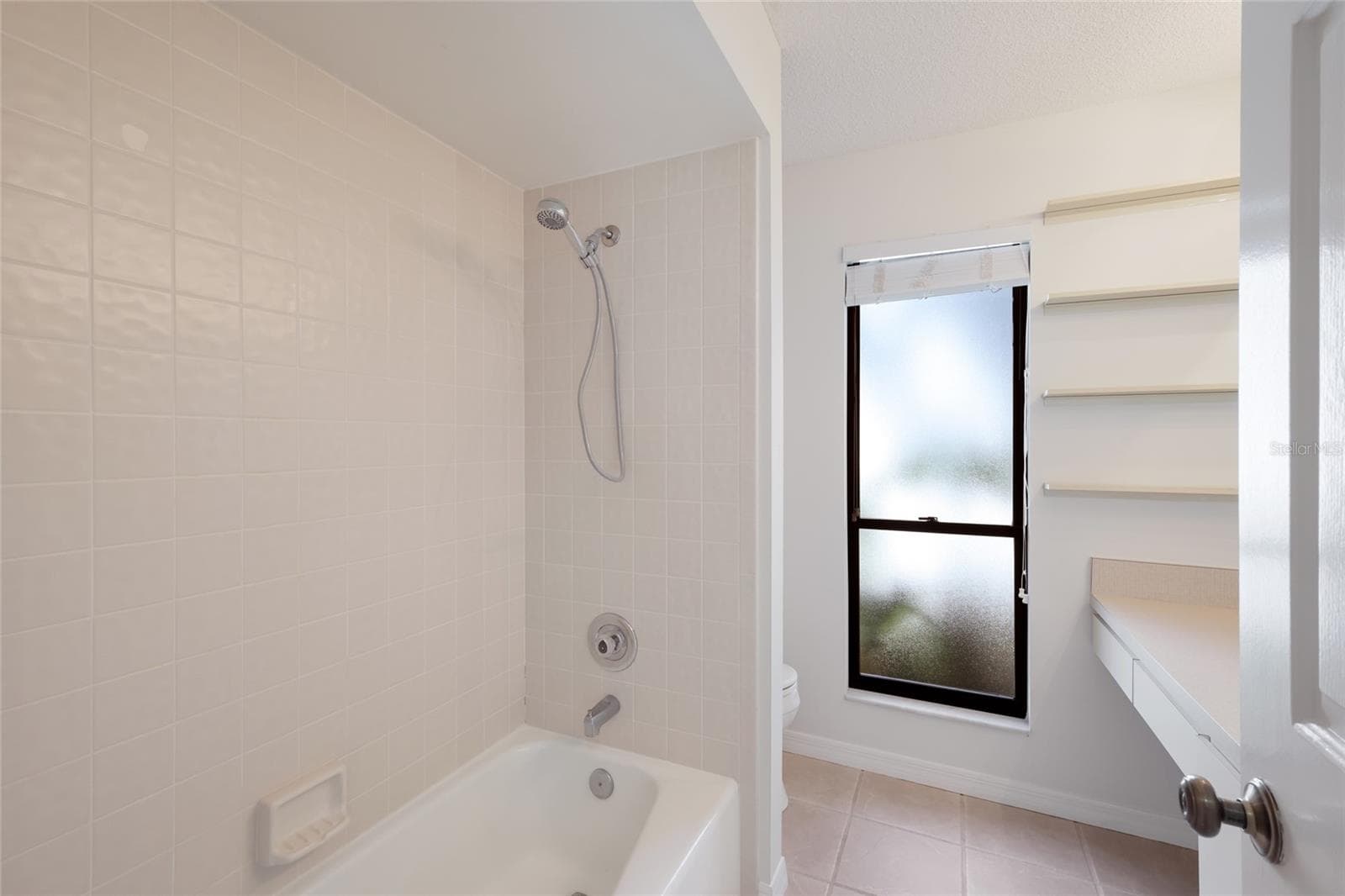 Guest bathroom with bathtub. - 851 FAULKWOOD CT, SARASOTA