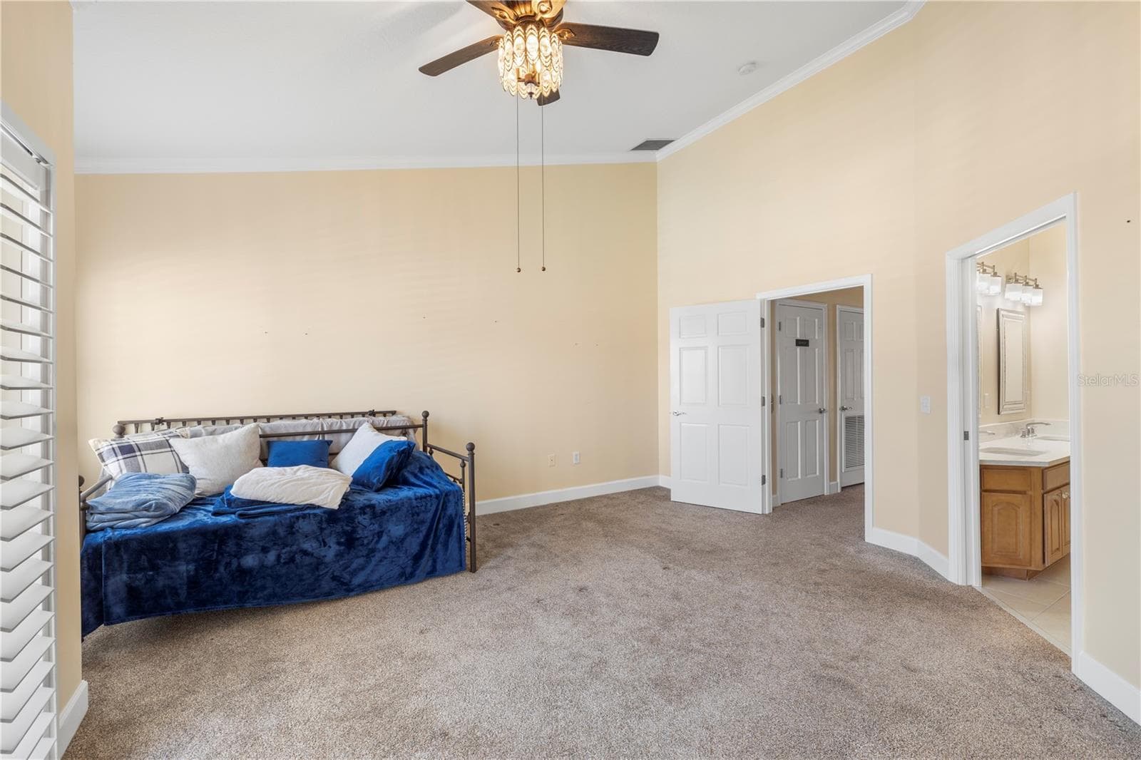 Primary suite - 116 131ST AVE E #F, MADEIRA BEACH