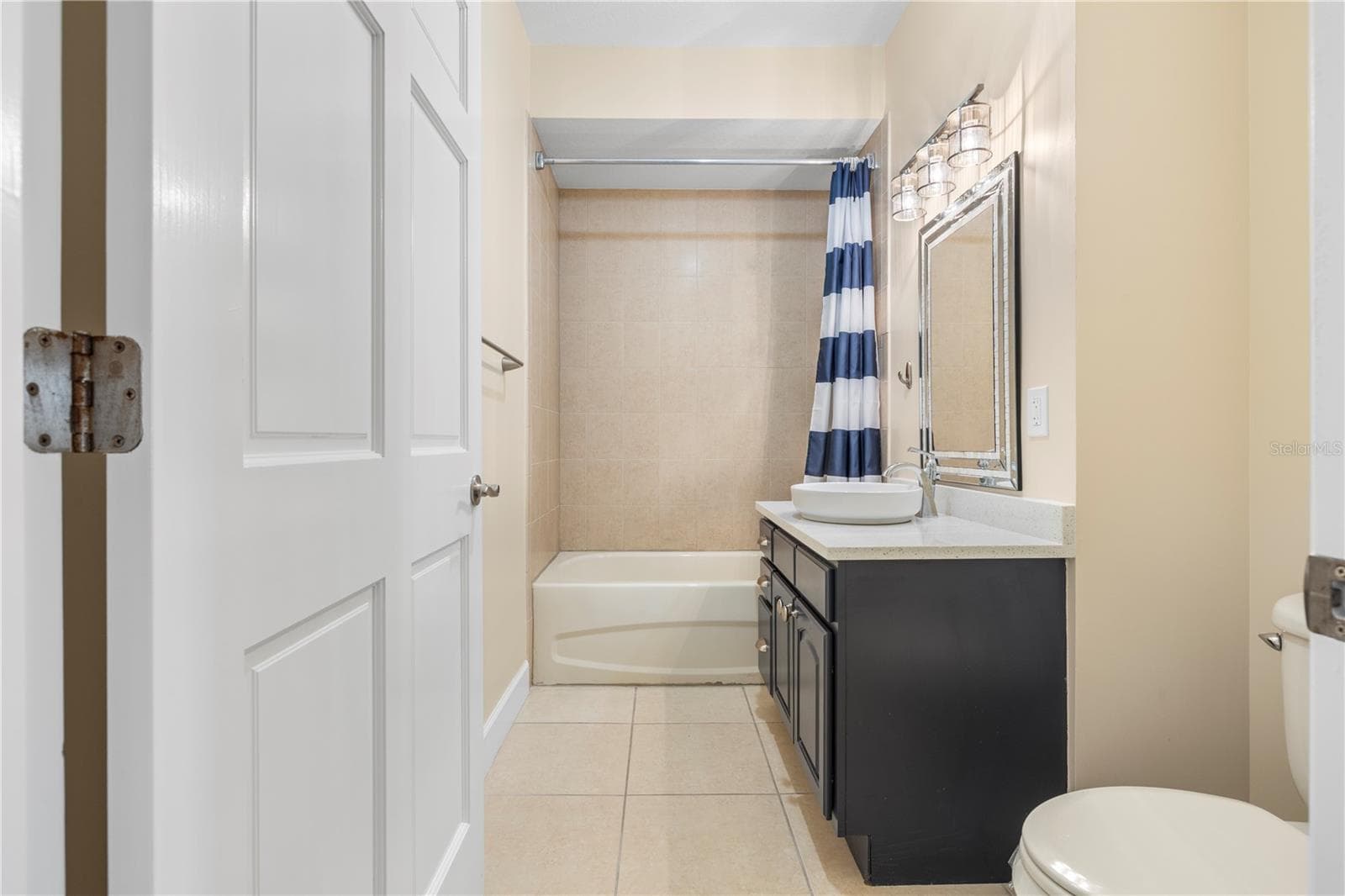 Common bath - 116 131ST AVE E #F, MADEIRA BEACH