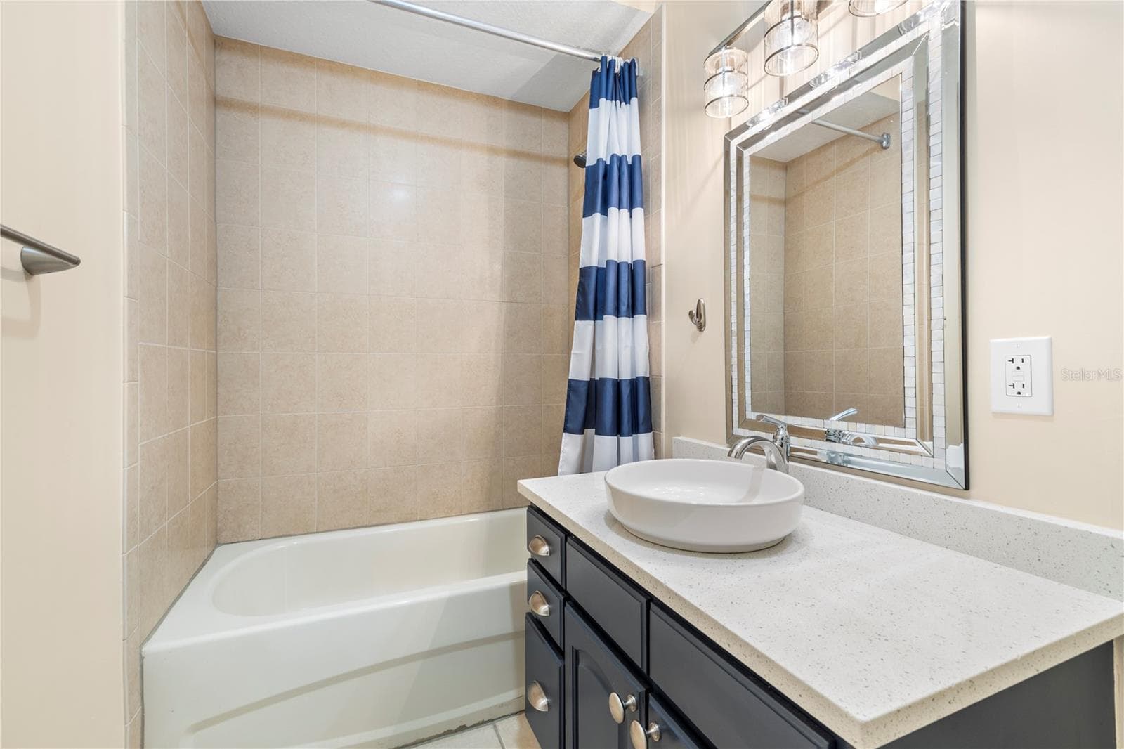 Common bath - 116 131ST AVE E #F, MADEIRA BEACH