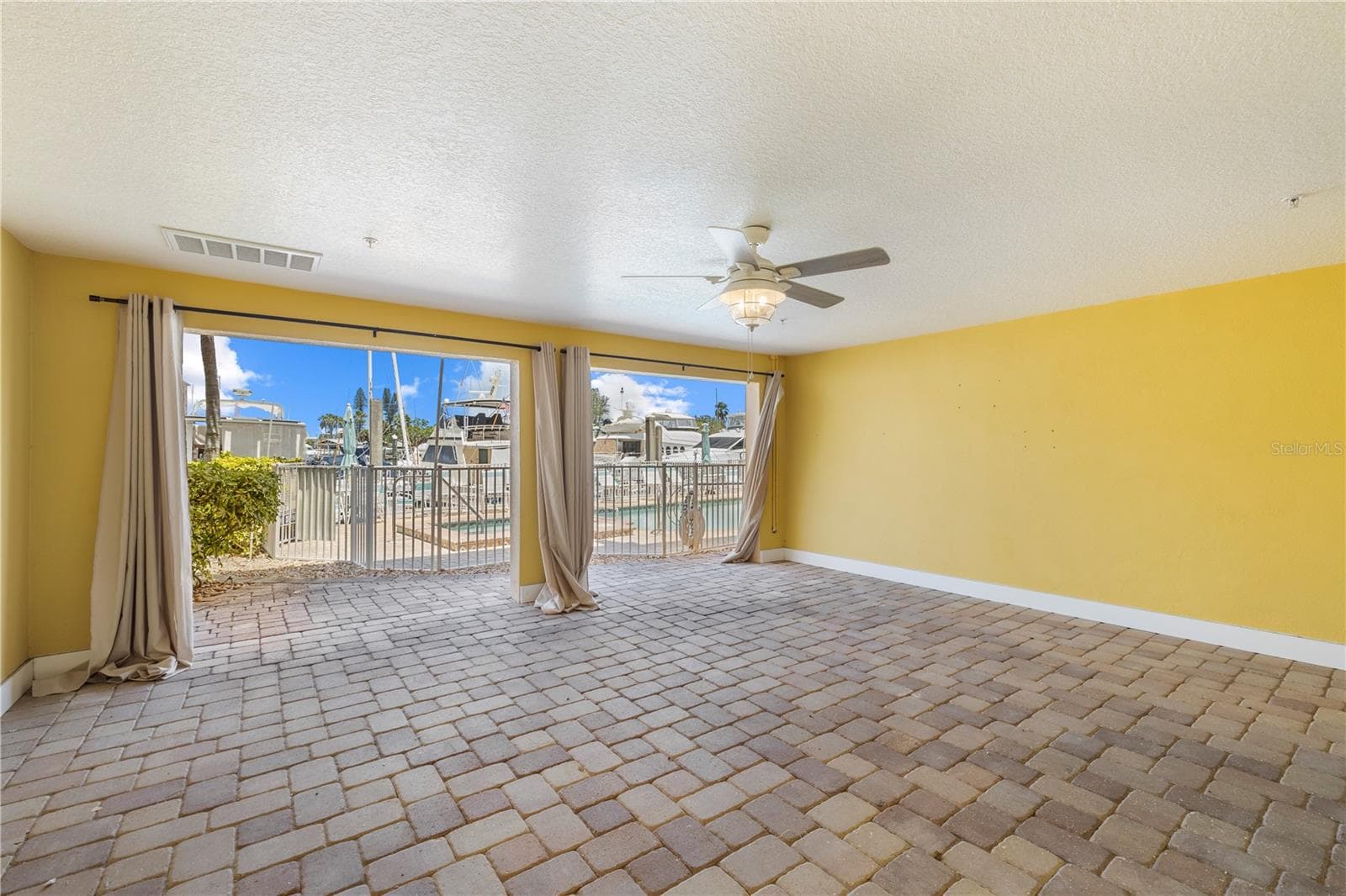 Pool-side Patio - 116 131ST AVE E #F, MADEIRA BEACH