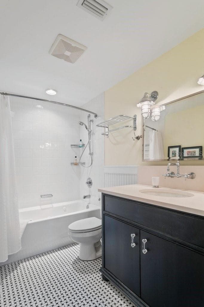 Main House Guest Bathroom - WIGGINS, SAN MATEO