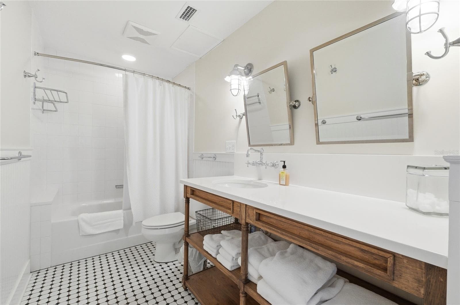 South Cottage Primary Bath - WIGGINS, SAN MATEO