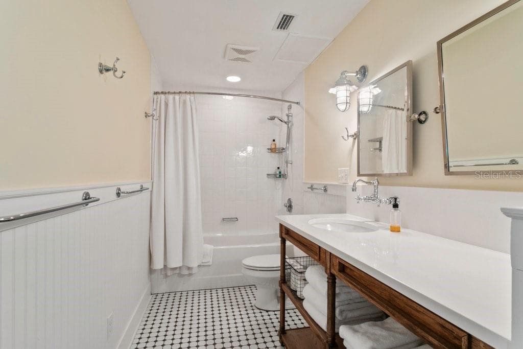 South Cottage Guest Bath - WIGGINS, SAN MATEO