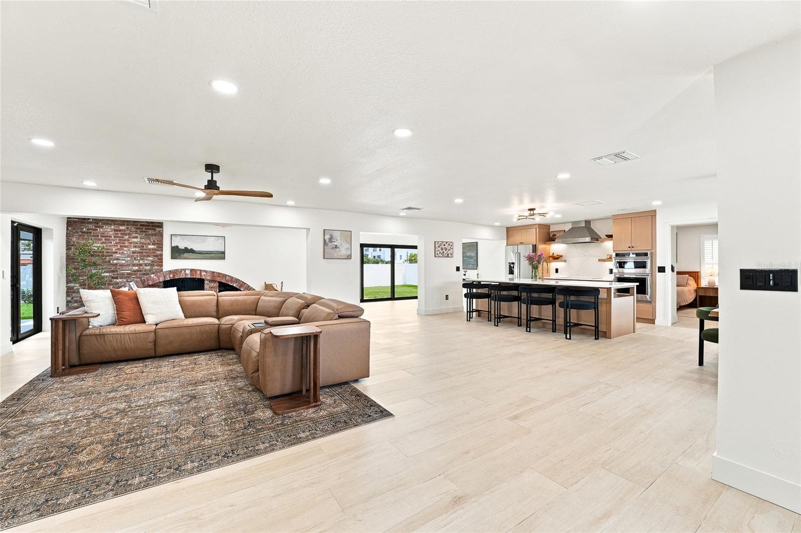Single Family Residence at 6241 TANGLEWOOD DR NE, ST PETERSBURG, photo 5 of 27