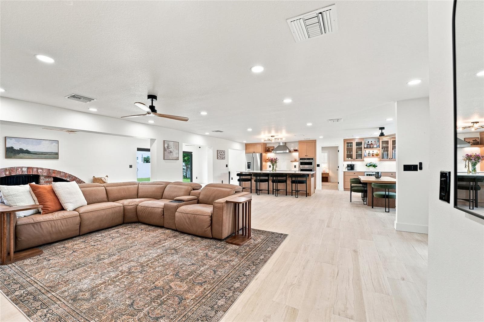 Single Family Residence at 6241 TANGLEWOOD DR NE, ST PETERSBURG, photo 6 of 27