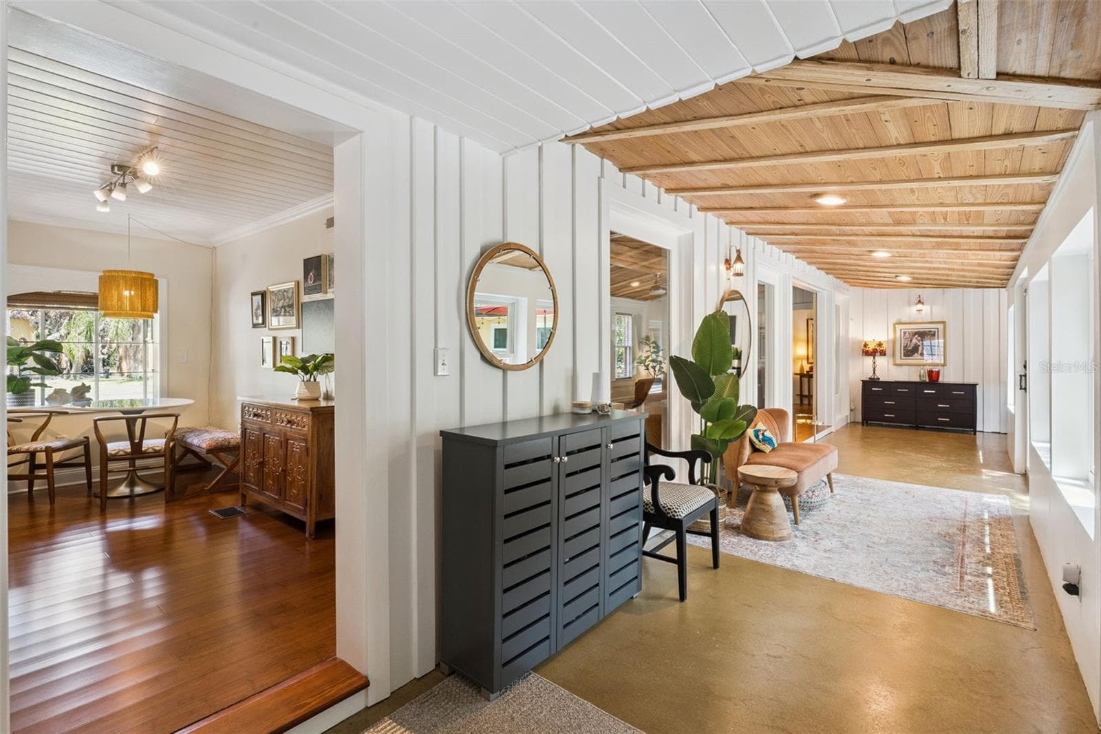 Sun-Filled Interior Breezeway - 497 VALENCIA ST, SANFORD