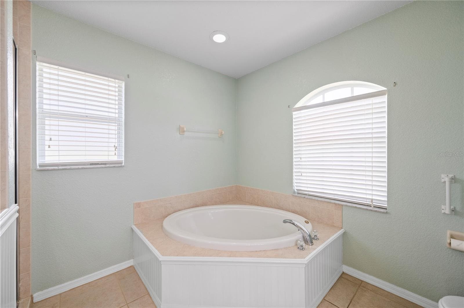 Primary bathroom luxury tub - 5615 MOJAVE AVE, NORTH PORT