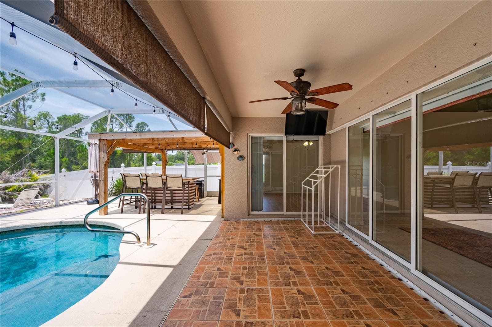 Pull down the shades on the lanai. - 5615 MOJAVE AVE, NORTH PORT