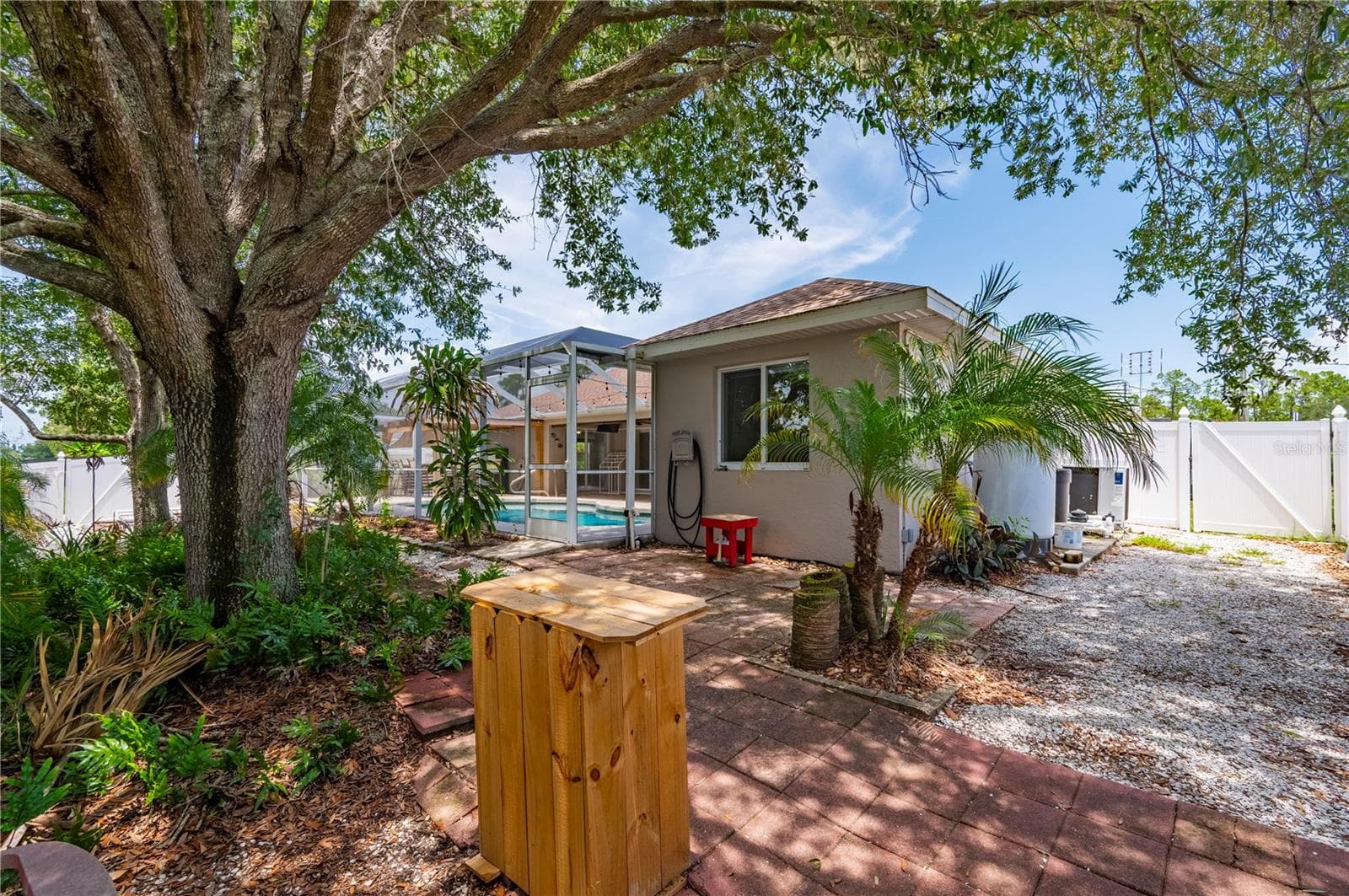 Enjoy this shady area of the yard. Perfect for a fire pit. - 5615 MOJAVE AVE, NORTH PORT