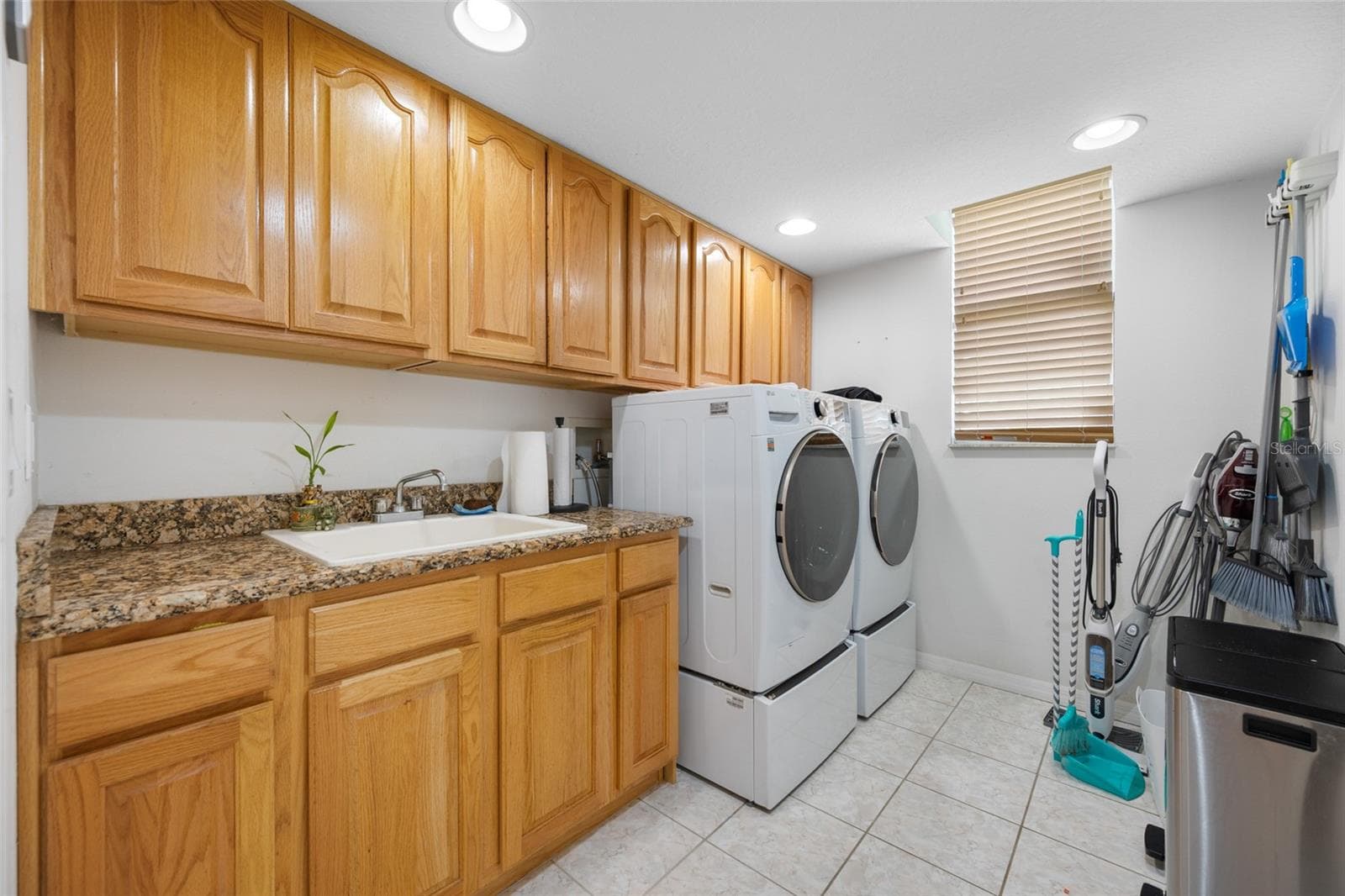 Laundry Room with Sink - 13030 DELWOOD RD, TAMPA