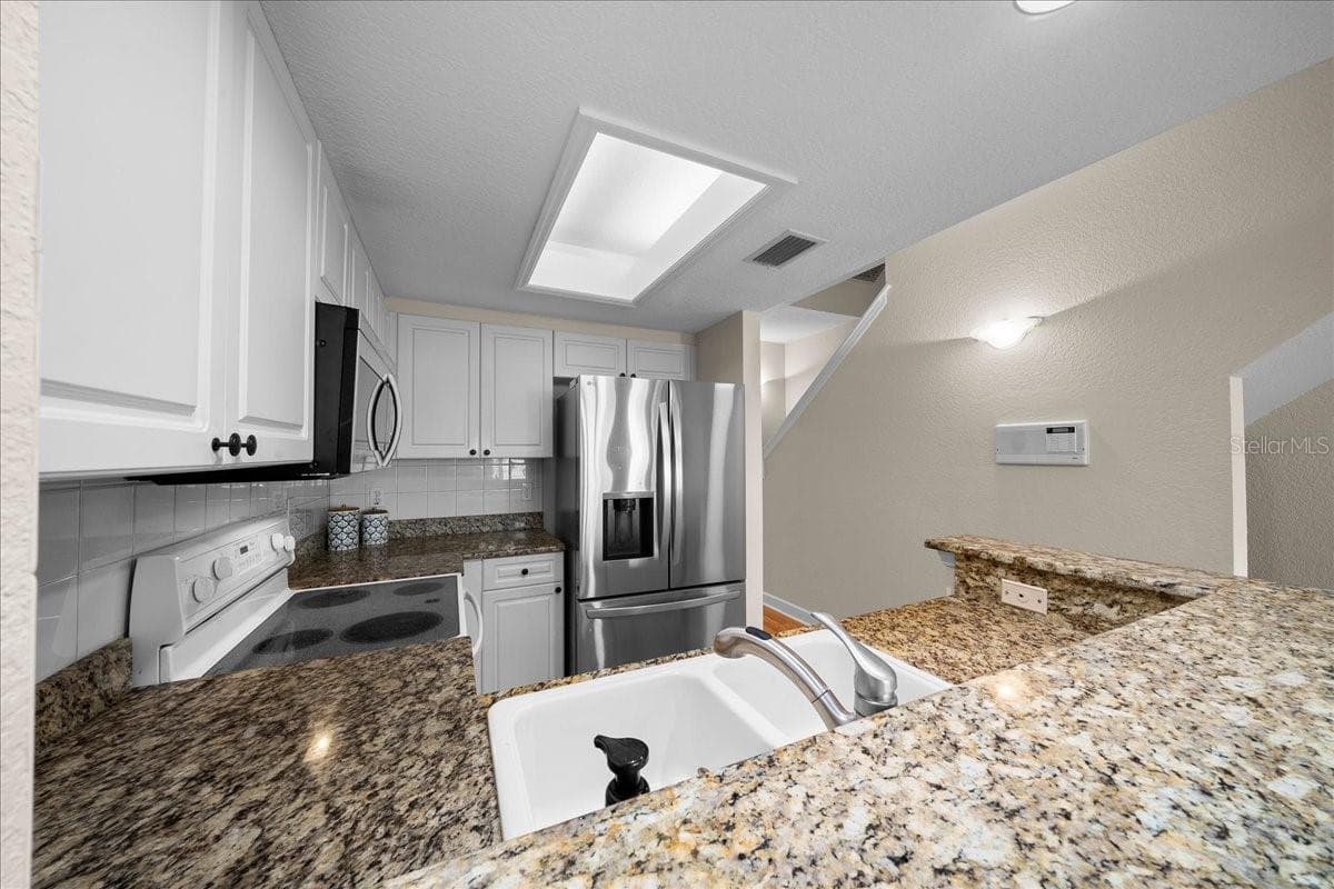 Townhouse at 158 BRENT CIR, OLDSMAR, photo 10 of 67
