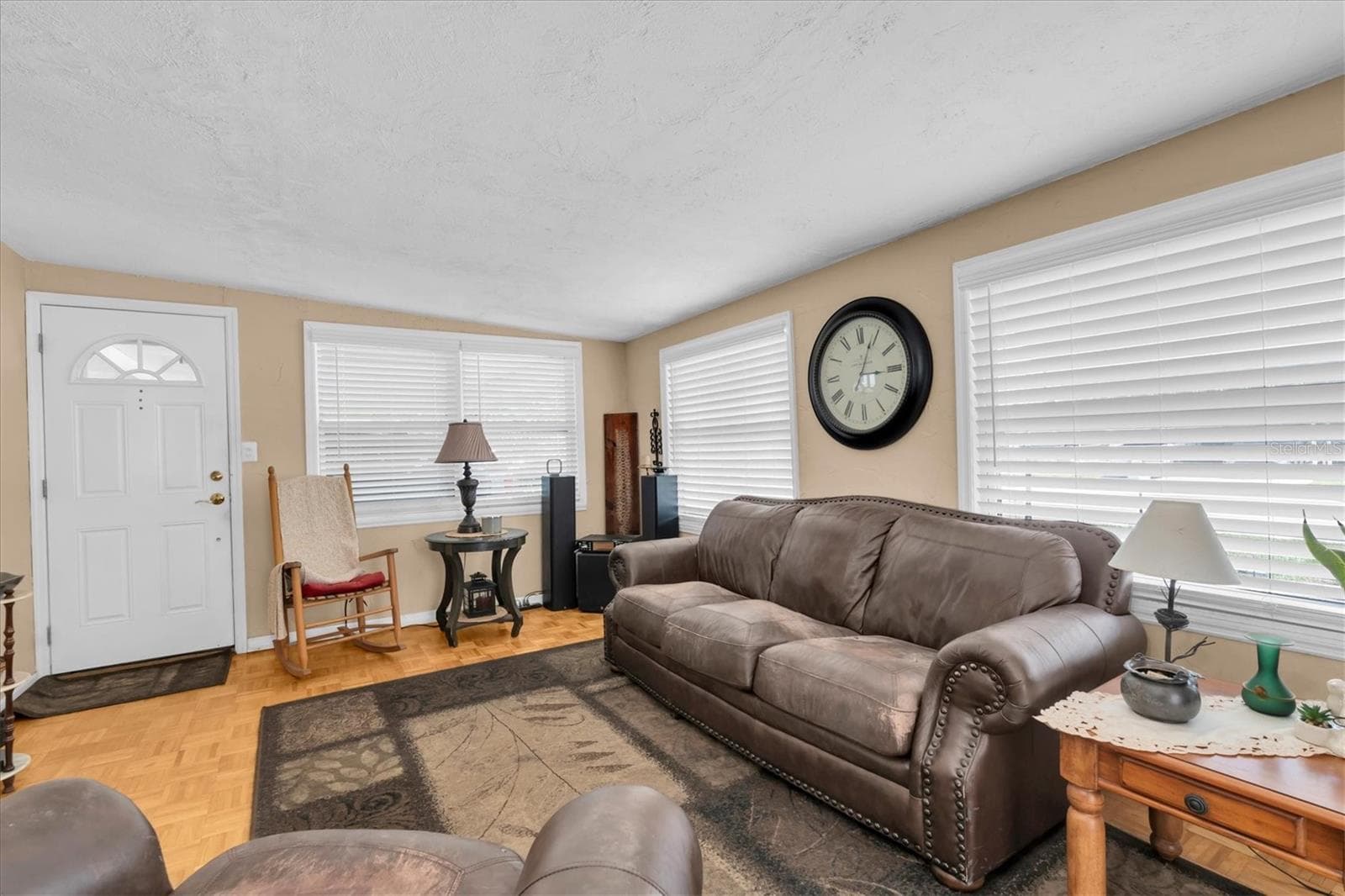 Living room - 3227 48TH AVE N, ST PETERSBURG