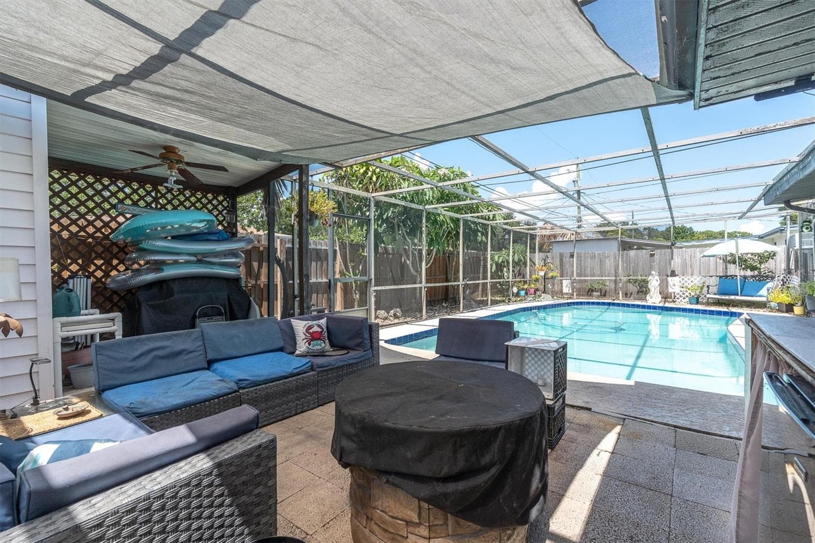 Outdoor sitting area - 3227 48TH AVE N, ST PETERSBURG
