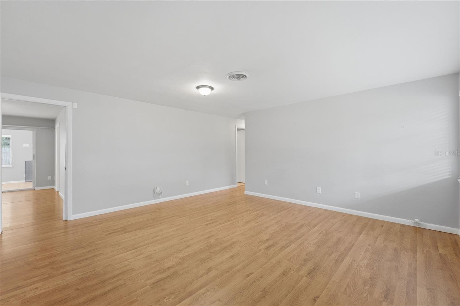 Family room, hallway to bedrooms and entrance to the kitchen - 1387 BELLEVUE BLVD, CLEARWATER