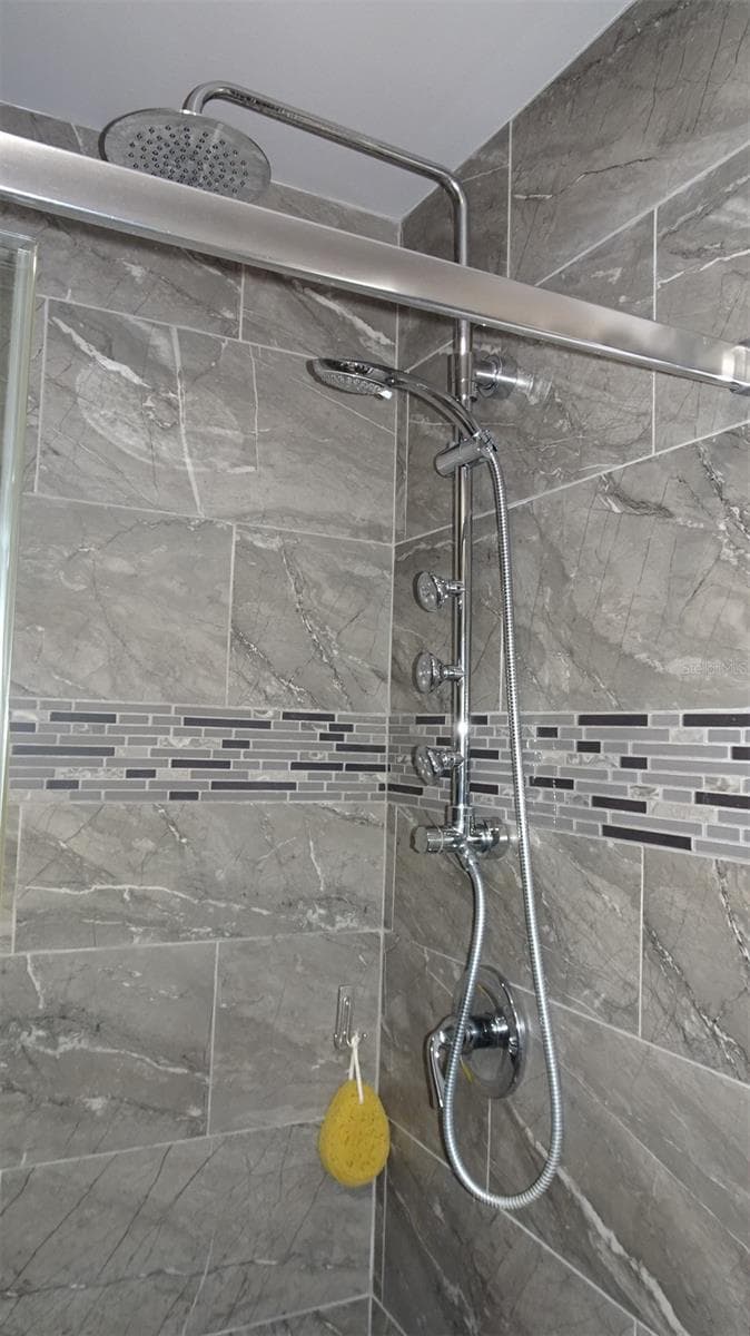 Multiple shower heads - 7868 40TH AVE N #7868, ST PETERSBURG