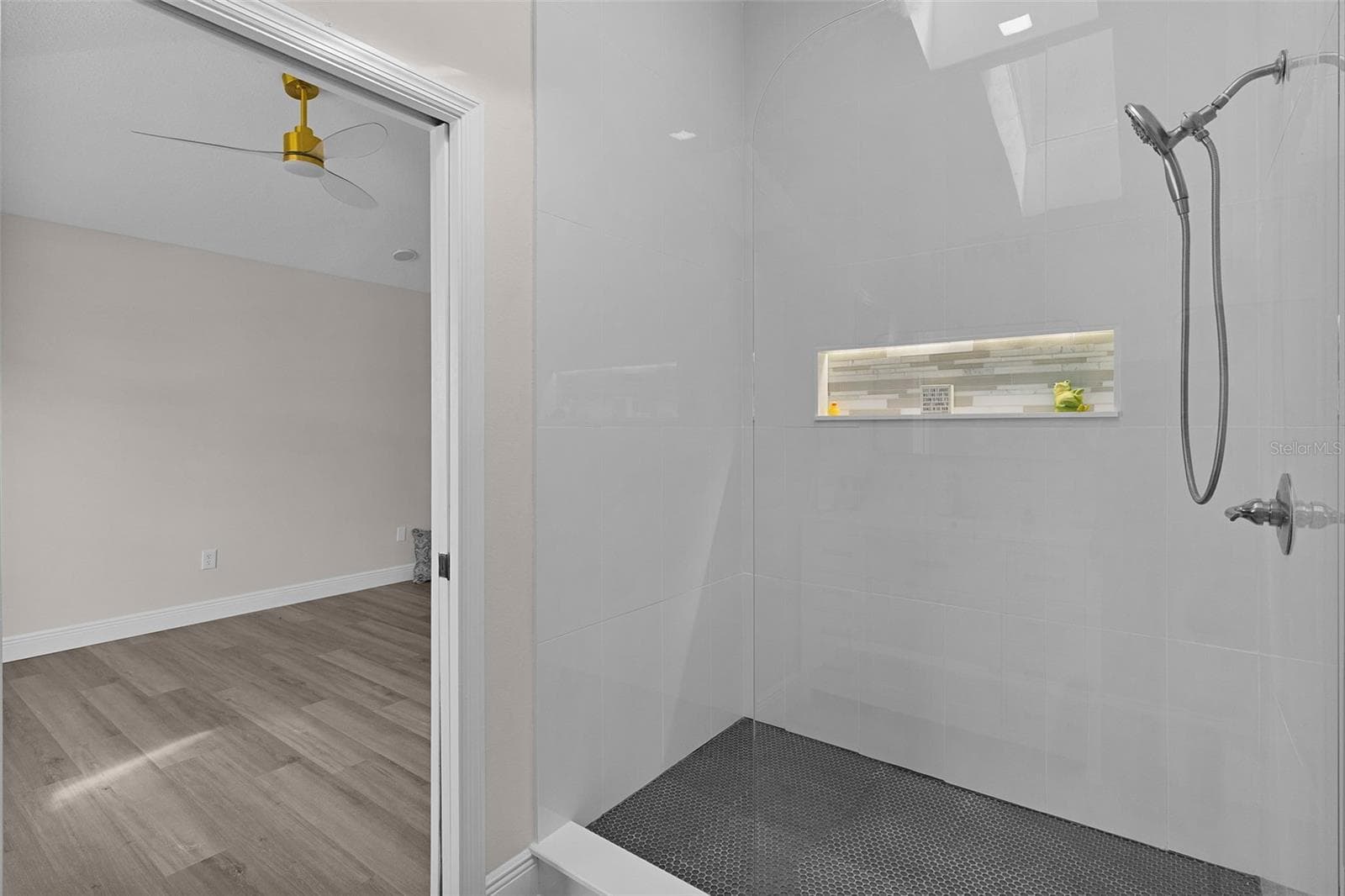 New gorgeous shower. A real must see! - 1012 DIEGO CT, LADY LAKE