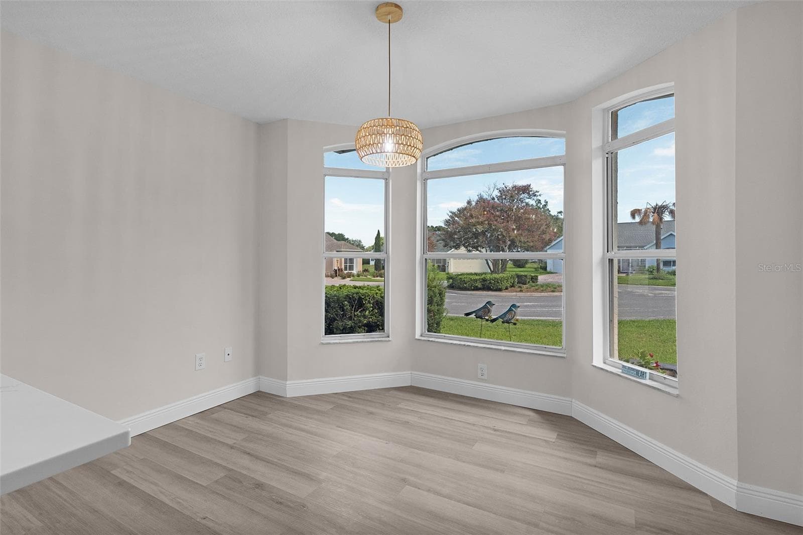 Dinette in the kitchen with big bright bay. window - 1012 DIEGO CT, LADY LAKE