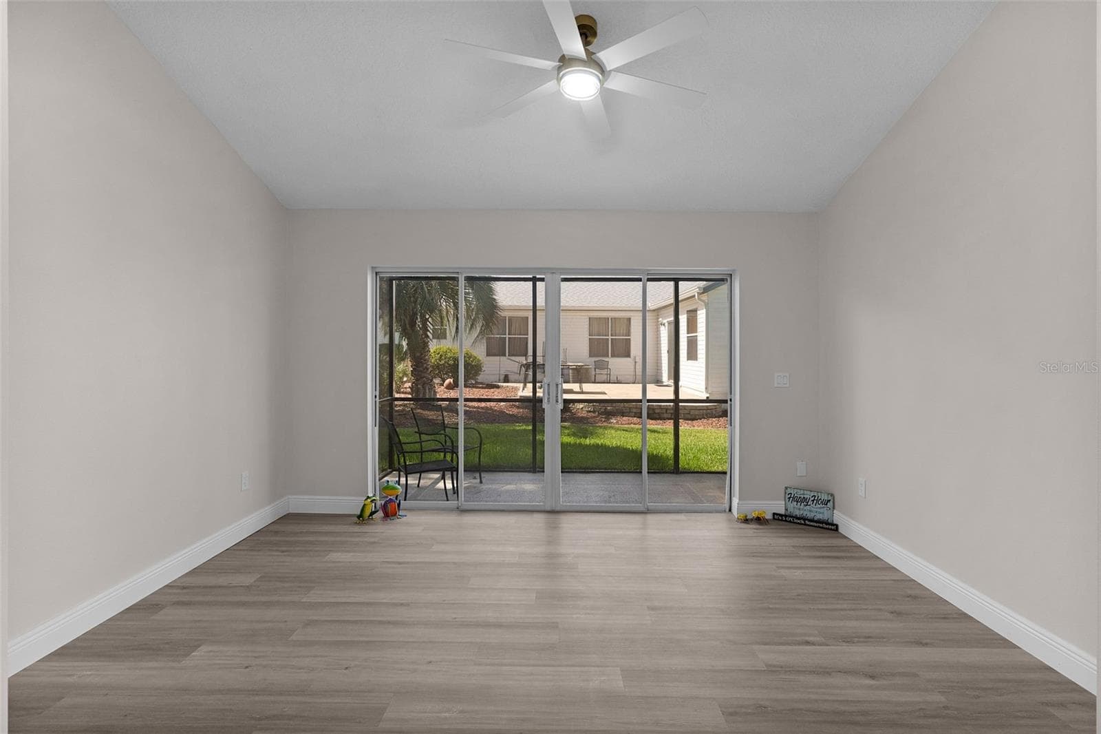 Florida room - great separate area for relaxing, hobby room, art studio, office. - 1012 DIEGO CT, LADY LAKE