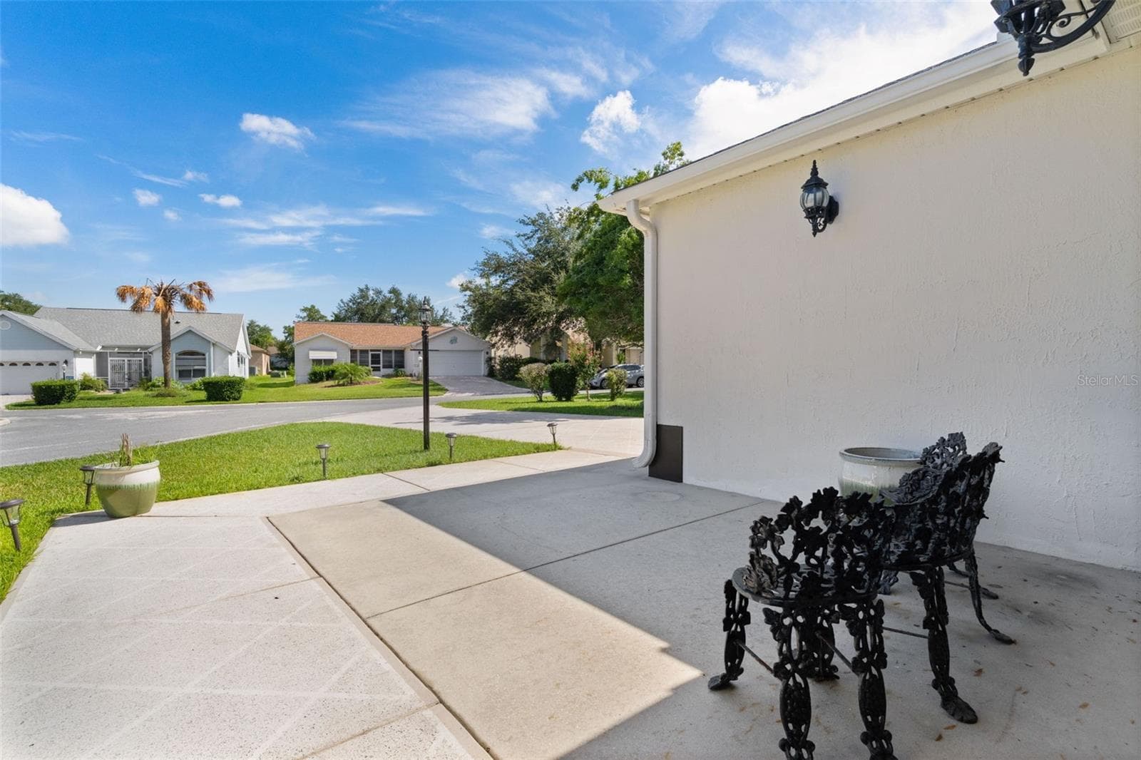 Beautiful front patio for relaxing with your friends when they visit. - 1012 DIEGO CT, LADY LAKE
