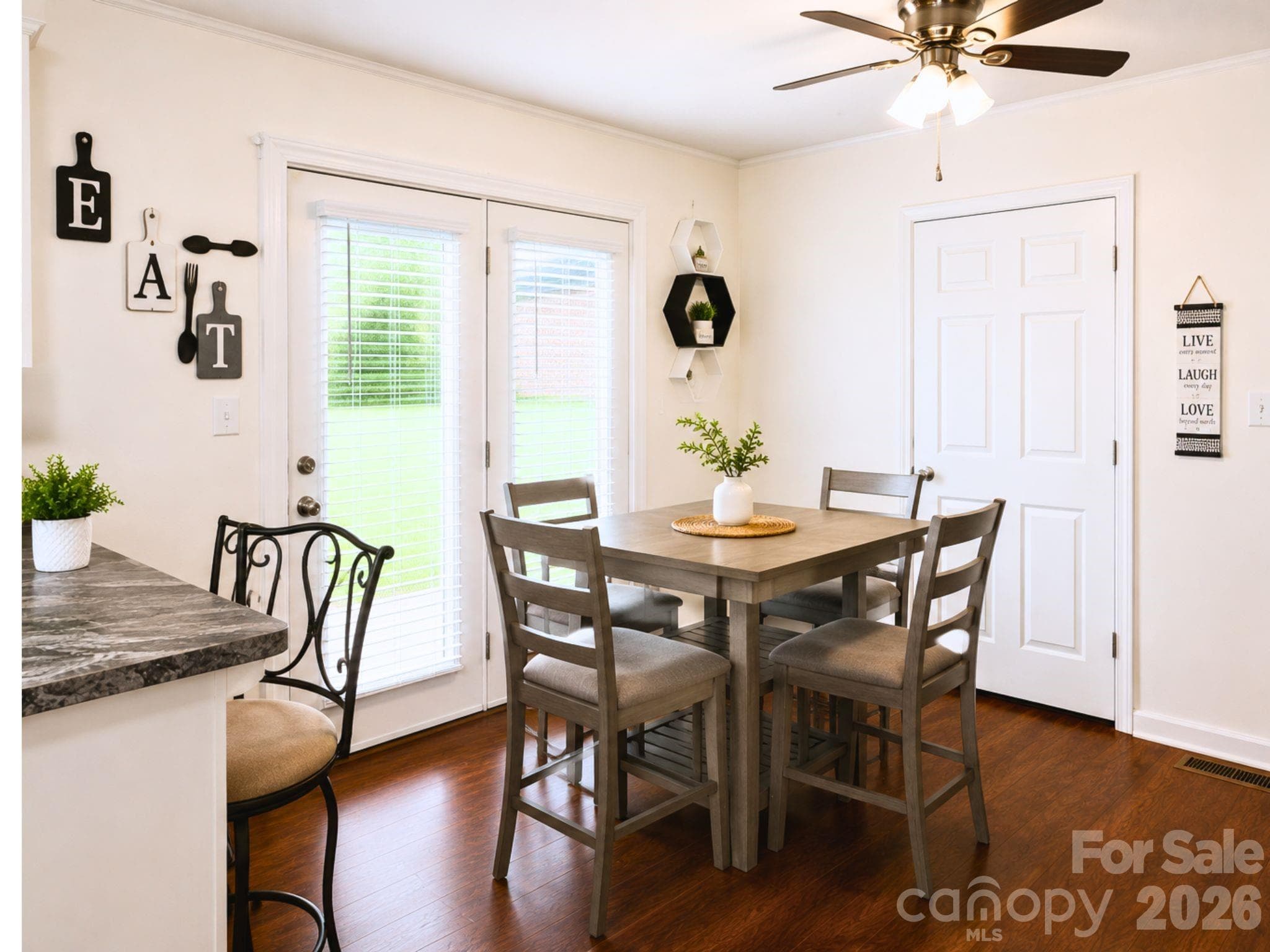 Eat in Nook - 2109 Fernwood Drive, Shelby