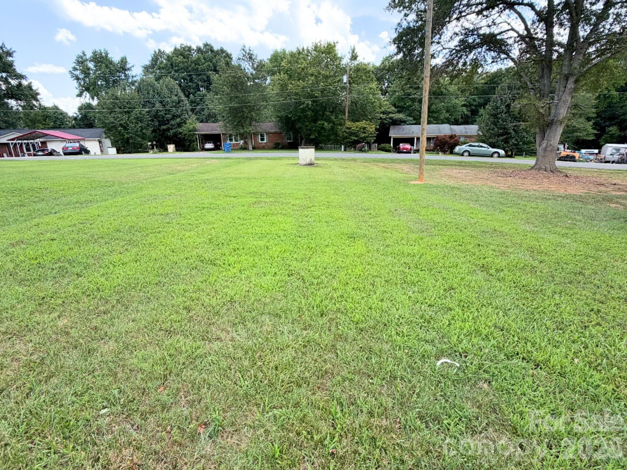 Side yard - 2109 Fernwood Drive, Shelby
