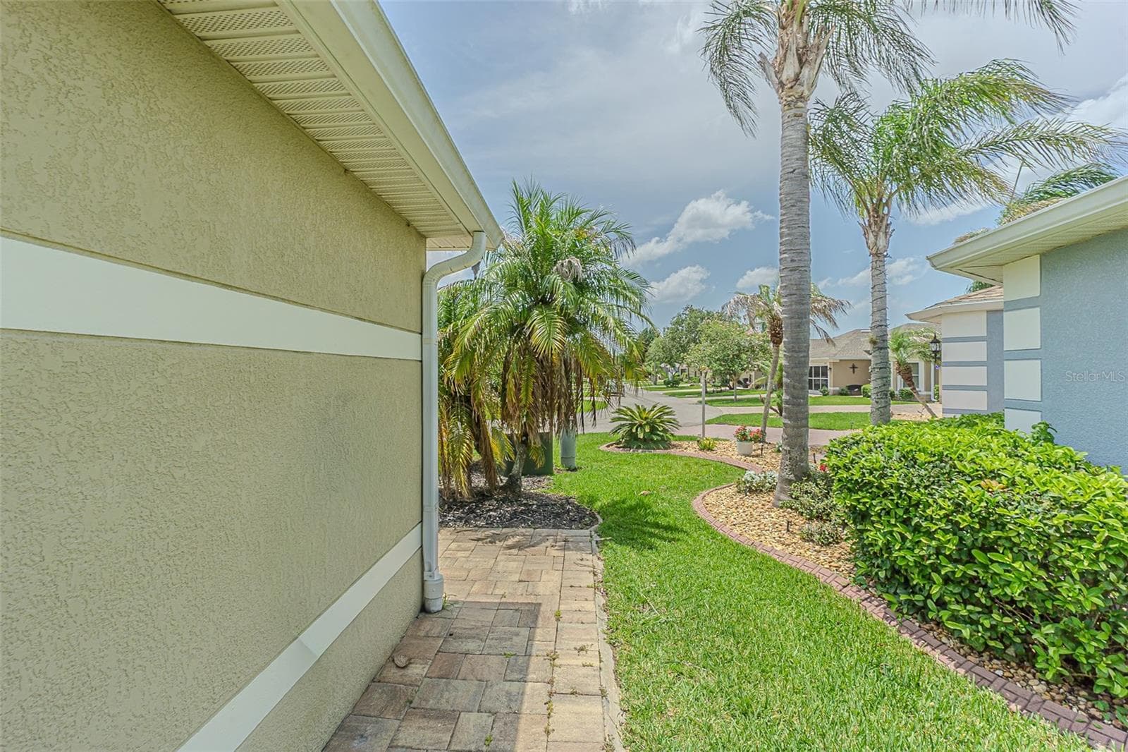 Landscaped and maintained by HOA - 29435 SNAP HOOK DR, SAN ANTONIO