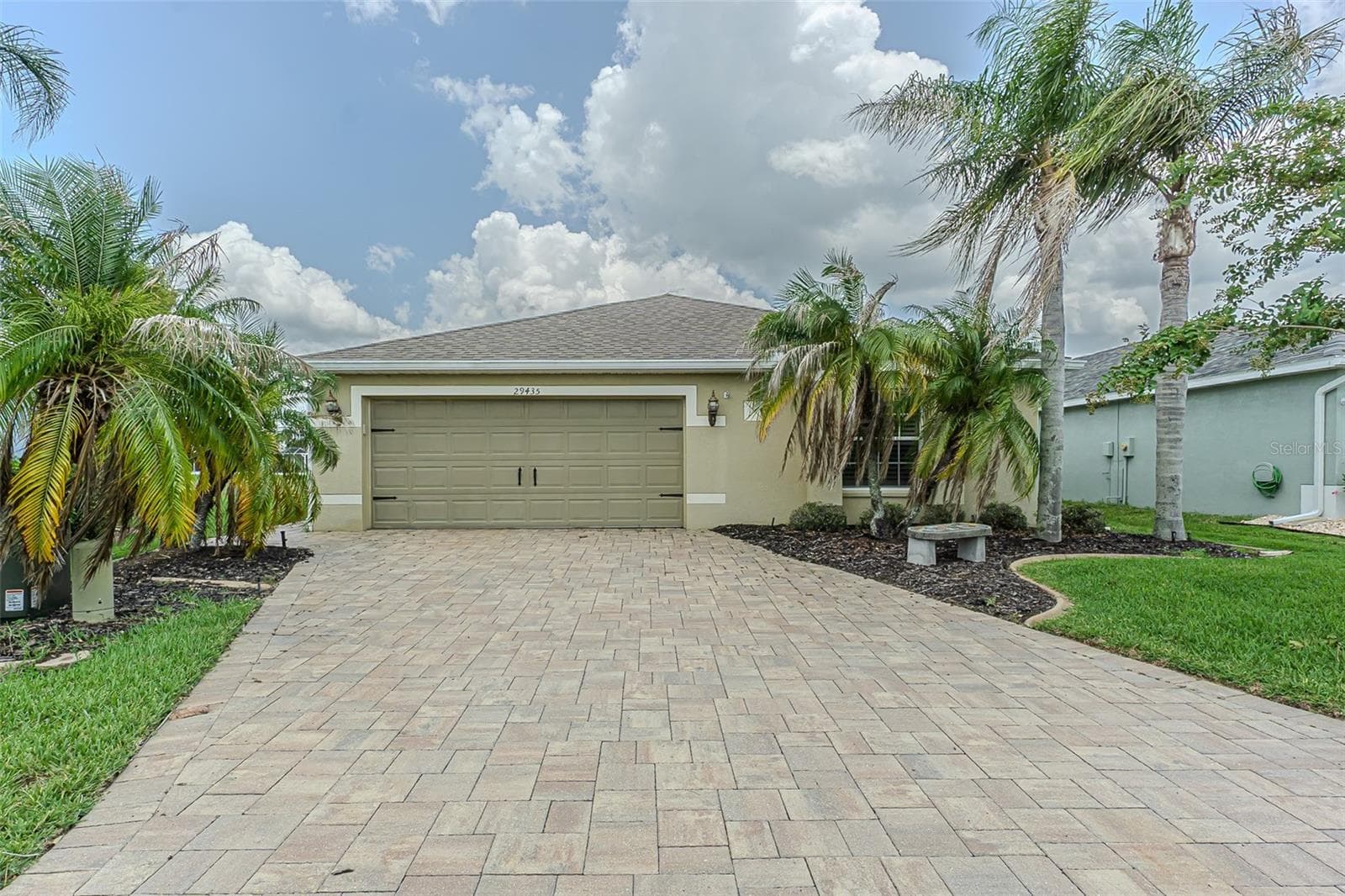 PAVER Driveway and walkway welcomes you! - 29435 SNAP HOOK DR, SAN ANTONIO